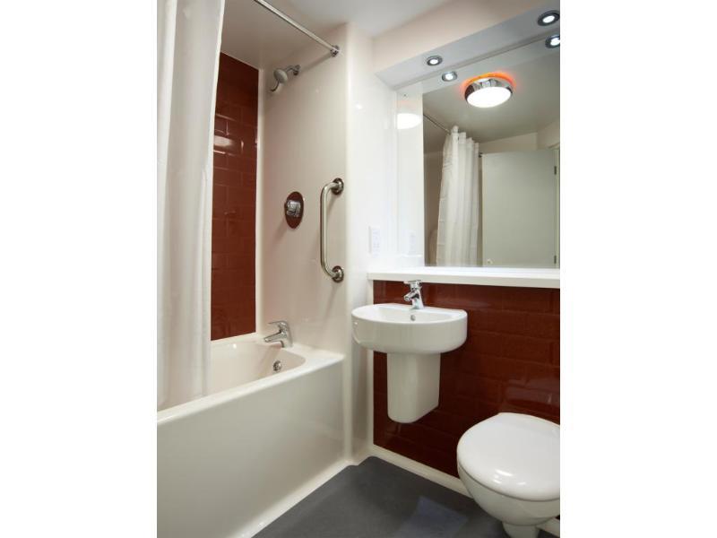 Travelodge High Wycombe Central Ngoại thất bức ảnh